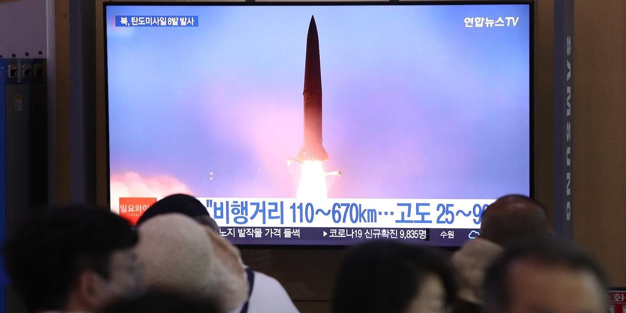 韓国ソウル駅で、北朝鮮のミサイル発射に関するTV放送を見る人々。