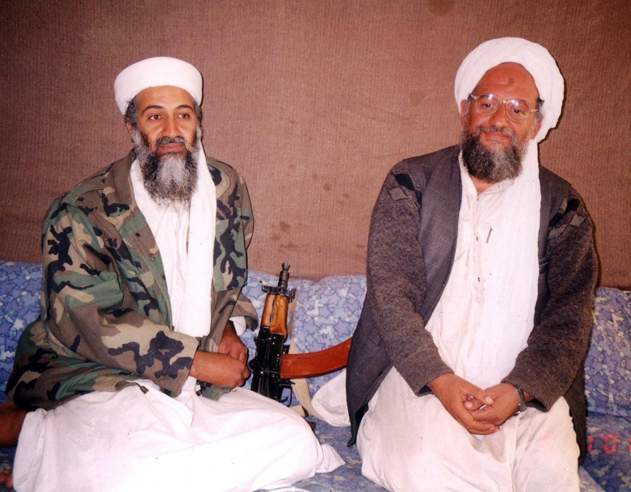 元アルカイダ指導者のアイマン・アル・ザワヒリ（右）とオサマ・ビンラディン（左）。撮影日不明。