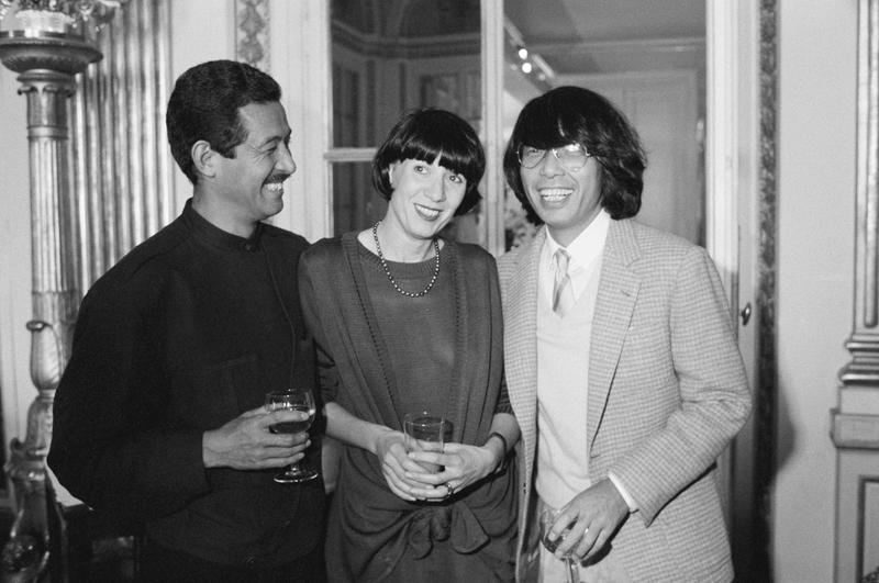 1984年3月21日、パリで行われたフランス文化省主催の朝食会に出席した三宅一生氏、シャンタル・トマス氏（フランスのランジェリーデザイナー）、高田賢三氏。