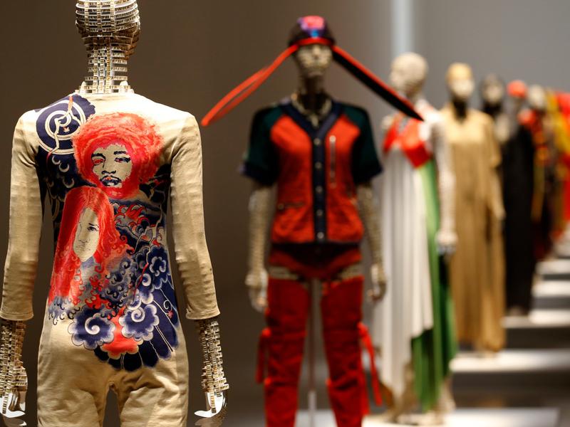 三宅のコレクションの一部は、東京の国立新美術館に展示されています。