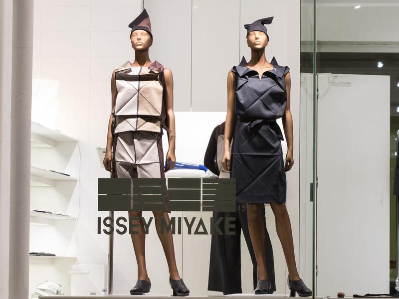 東京で展示されているイッセイ・ミヤケの132 5.コレクション。このコレクションは折り紙から着想を得ており、すべて1枚の布から作られている。