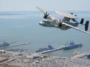 2014年3月20日、アメリカ、バージニア州ノーフォーク海軍基地上空を飛ぶ早期警戒機｢E-2Dホークアイ｣。