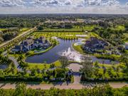 一卵性双生児の兄弟たちが隣接して住むために建てられた、2軒の豪邸の全景。フロリダ州にあるこの邸宅は現在、5400万ドル（約72億円）で売りに出されている。