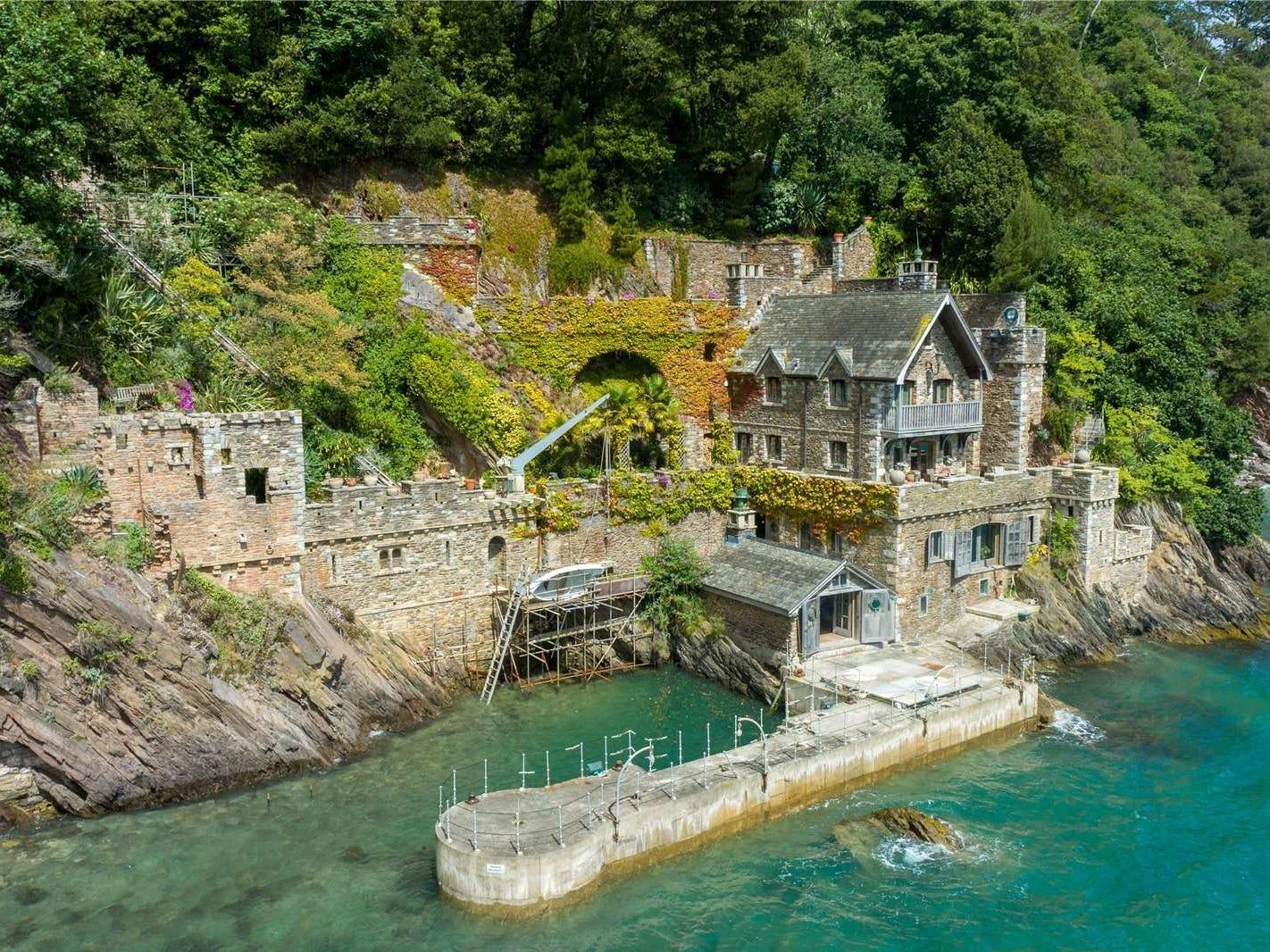 築何百年？ 中世の城のようなボートハウスが約8億円で売り出し中