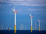 ドイツのリューゲン島とデンマークのボーンホルム島の間にあるバルト海に設置された風力発電のタービン。