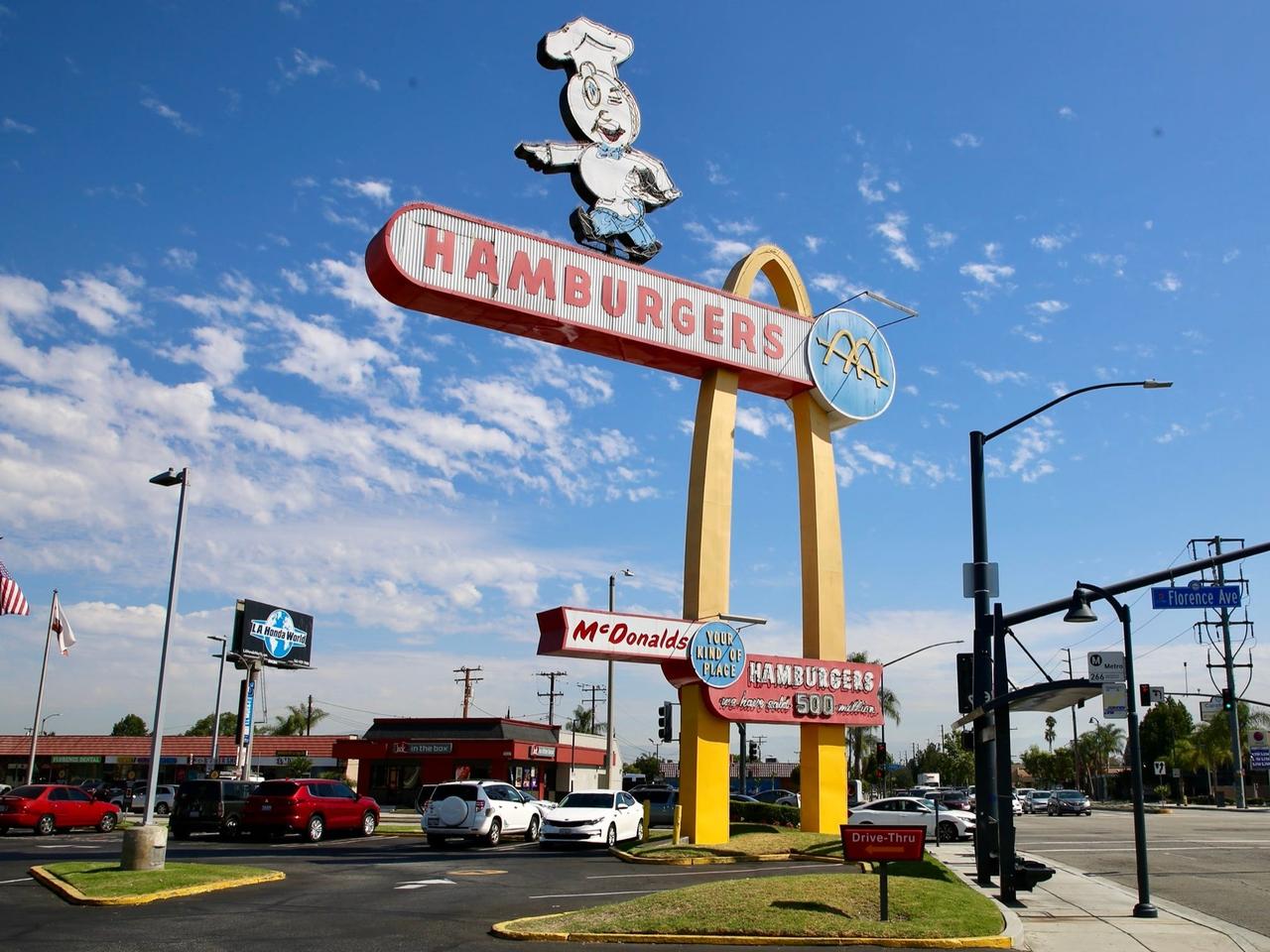 カリフォルニア州ロサンゼルス郊外のダウニーに、現存する中で最古のマクドナルドがある