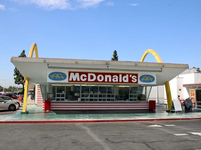 現存する最古のマクドナルドに行ってみた…そこはファストフードの歴史 