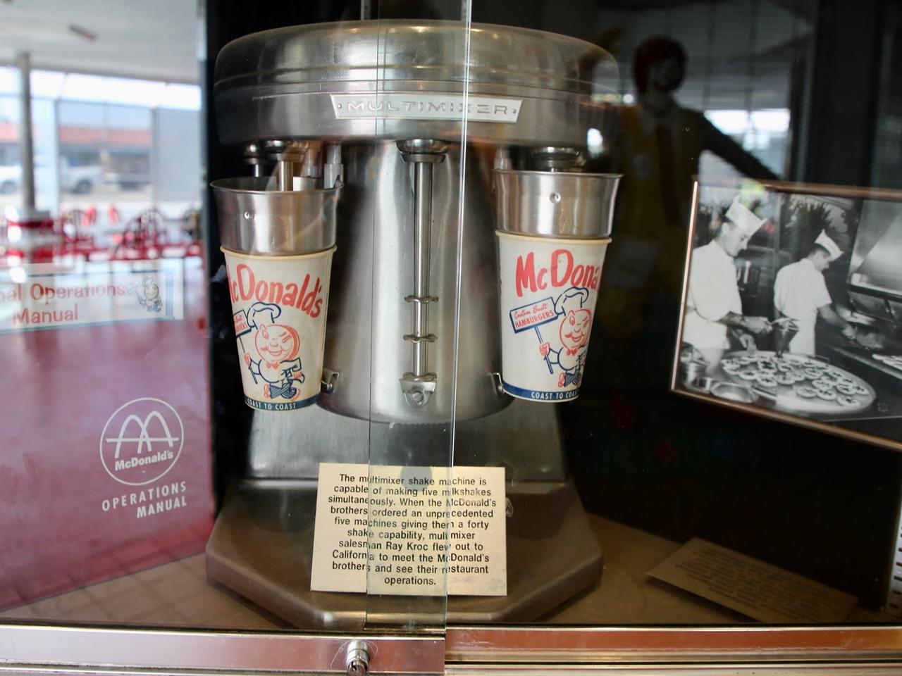 レイ・クロックはミルクシェイクの販売員をしていたときにマクドナルドの創業者と初めて知り合ったことから、ミルクシェイクマシンは特別な場所に展示されている