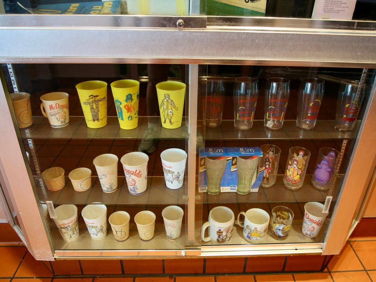 コレクターズアイテムとなったプラスチックカップやグラスも展示されていた
