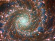 ウェッブ望遠鏡とハッブル望遠鏡の画像を合成して作成した｢幻の銀河｣の画像。