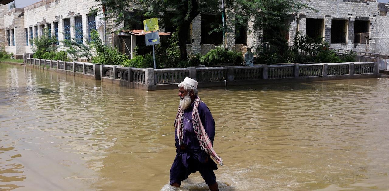 国土の3分の1が水没、死者1000人以上…大きな被害を受けている