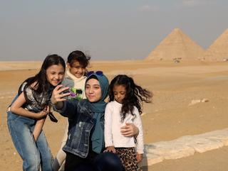 ピラミッドの観光客