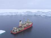 スウェイツ氷河と調査船｢ナサニエルB.パーマー号｣。2019年2月にドローンで撮影。