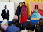 ホワイトハウスのイーストルームで行われた公式肖像画の除幕式で、妻のミシェル・オバマにキスをするバラク・オバマ前大統領。