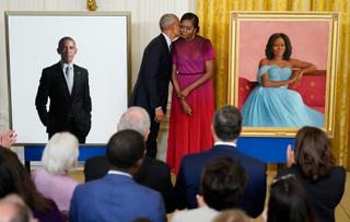 ホワイトハウスのイーストルームで行われた公式肖像画の除幕式で、妻のミシェル・オバマにキスをするバラク・オバマ前大統領。