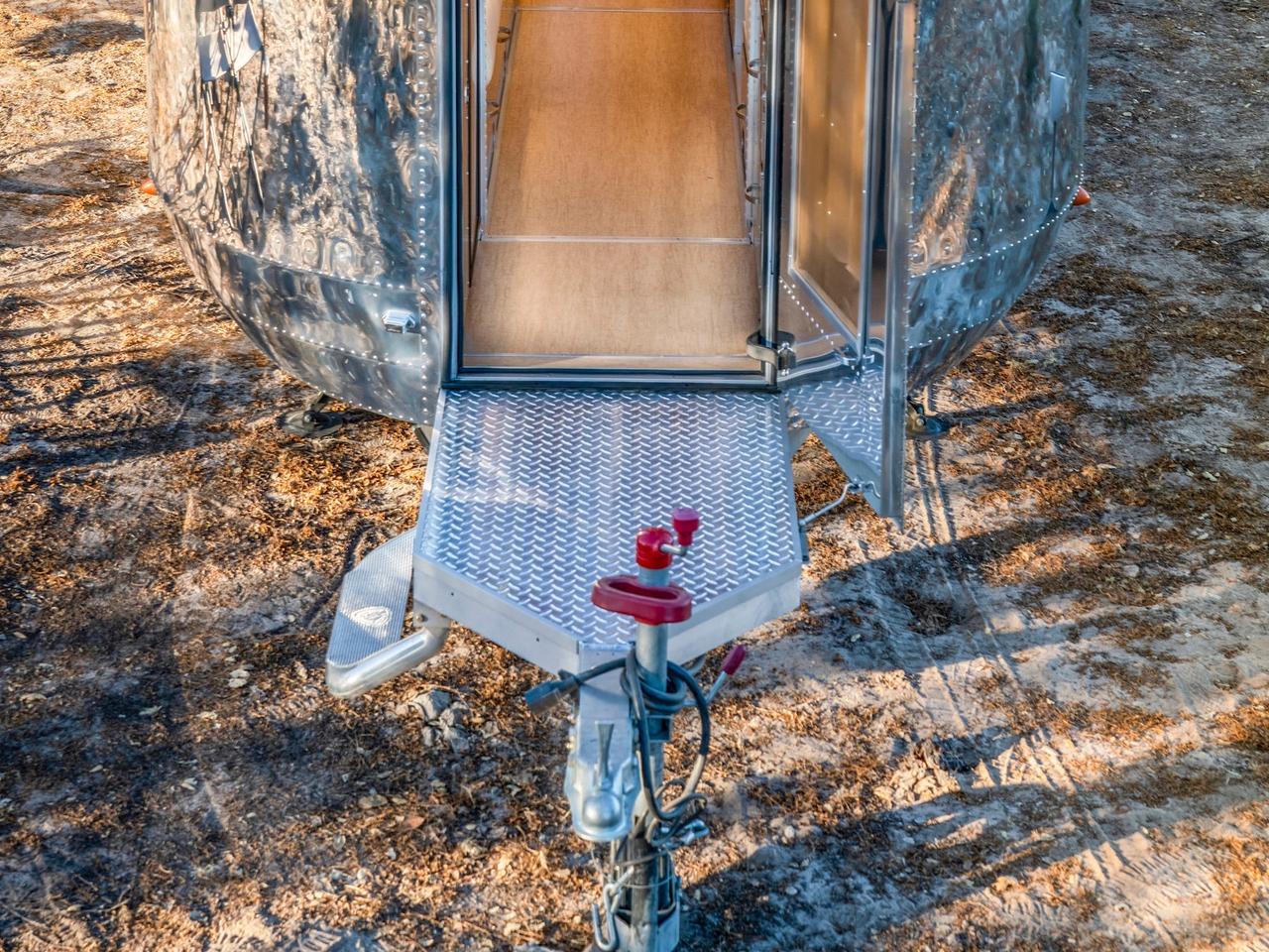 同社の他のモデルとは異なり、この最新の光輝く豪華な車輪付きタイニーホームは世界初の完全電動RVだという