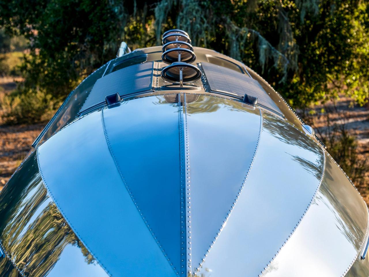 …｢エアロソーラー｣システムにより、駐車中でも牽引中でも充電が可能で、オフグリッドの状態をずっと保つことができるという