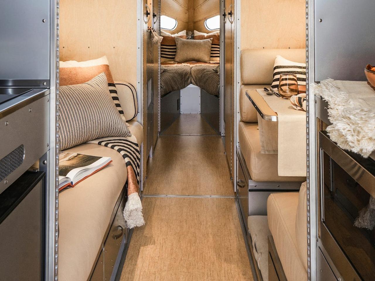 さらに、移動の多いデジタルノマドにとってこの上ないサービスもついている。高速衛星インターネット｢スターリンク｣につなげることができるのだ。現在ではますます多くのRVメーカーがこのサービスを製品に組み込んでいる