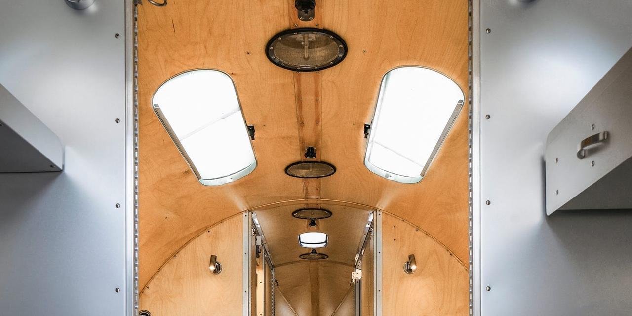 また、床暖房、明るい色調の木の壁や天井、ホテルのようなバスルームなど、インテリアの豪華さがなければボウラスとは言えない