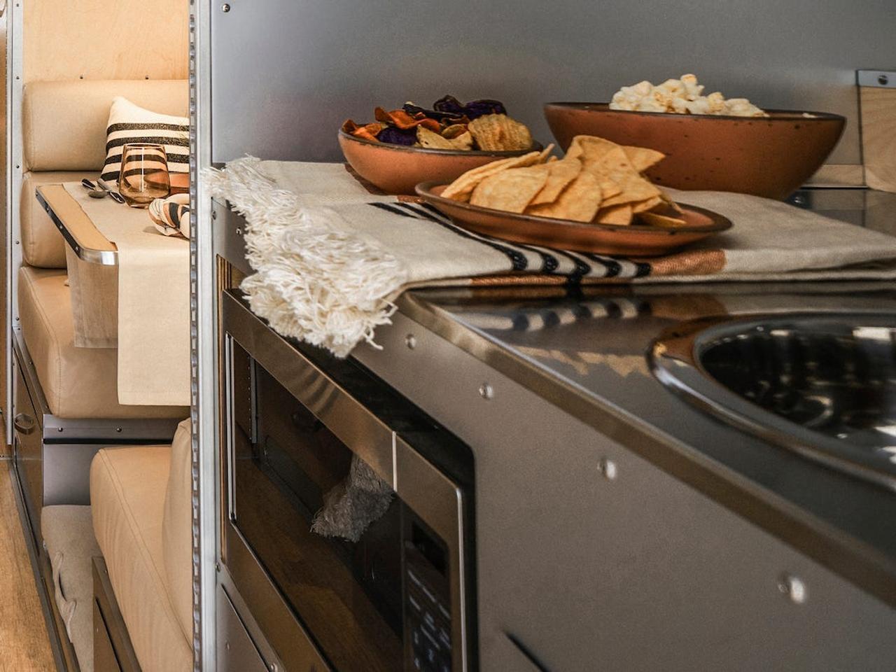 これらすべての室内設備を稼働させるために、ヴォルテラはリン酸リチウムイオン電池容量などを増強したエネルギーシステムを備えている。このシステムは電動の牽引車を100キロ走らせるほど充電できるパワーがある