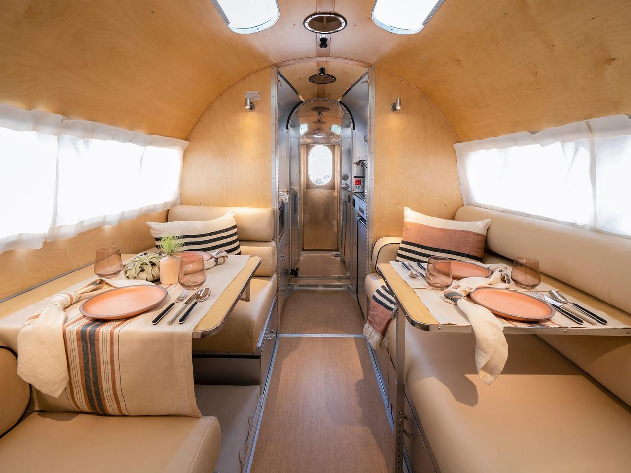 キッチンで用意した食事は、リビングで食べることができる。2つに分けられるテーブルには、お腹を空かせた旅人が最大4人まで座ることができる