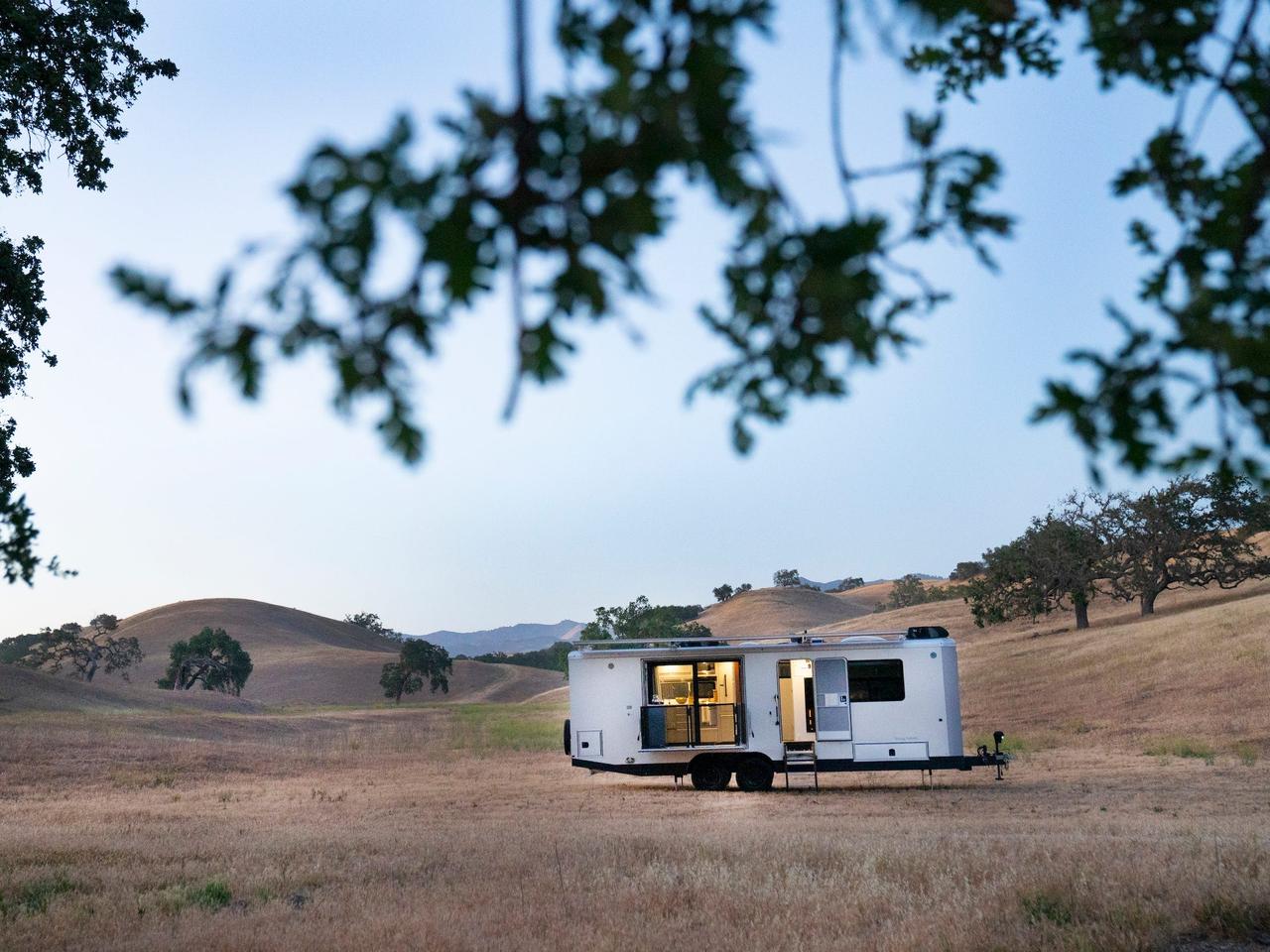 しかしボウラスによると、これらのモデルはガスコンロやプロパンタンクなどの設備を搭載し、実際には完全な電動とは言えない（ボウラスは暖房のための｢バックアップ用｣としてプロパンタンクを提供している）