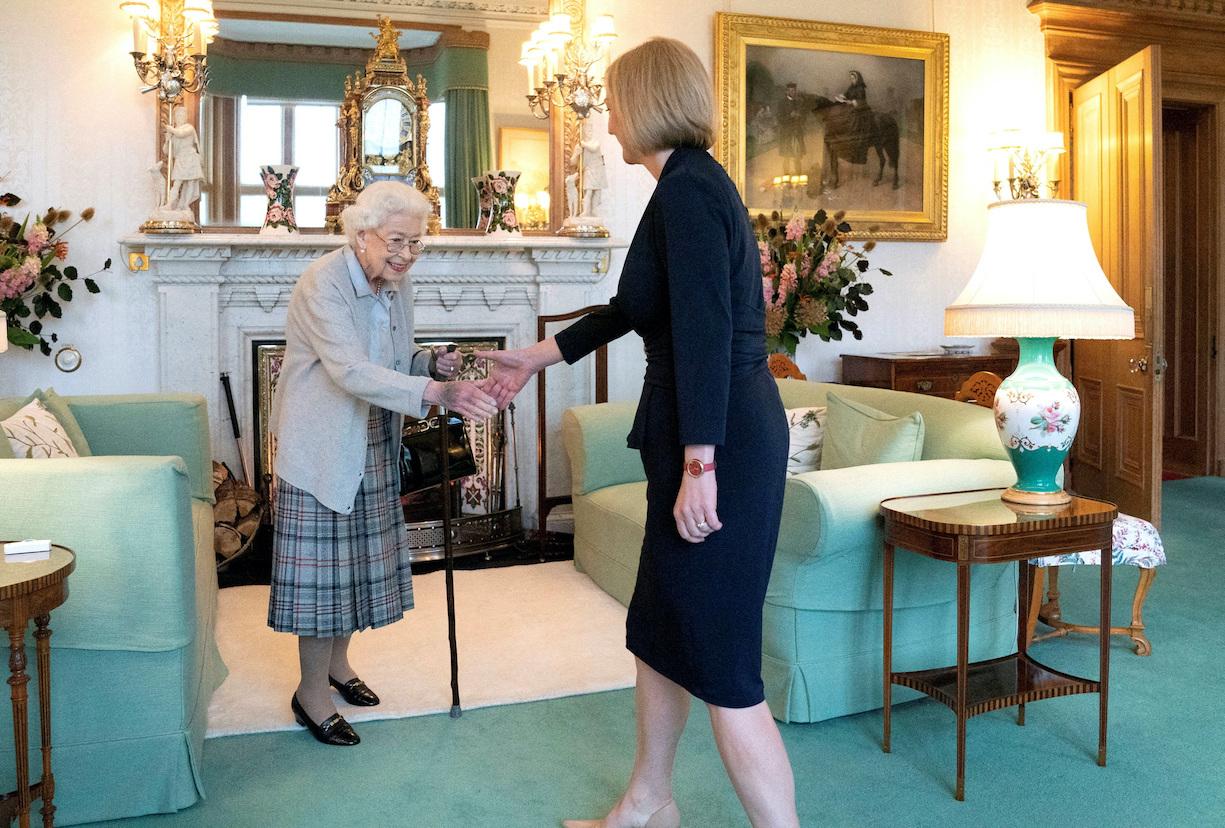 エリザベス女王死去で悲しみに包まれる英国、渇望される「鉄の女」の