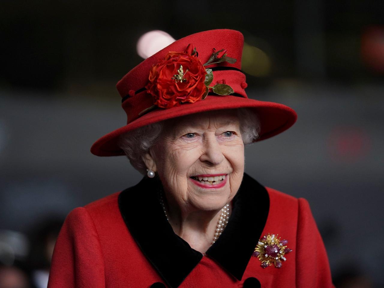 2021年に海軍基地を訪れた際の女王エリザベス2世。