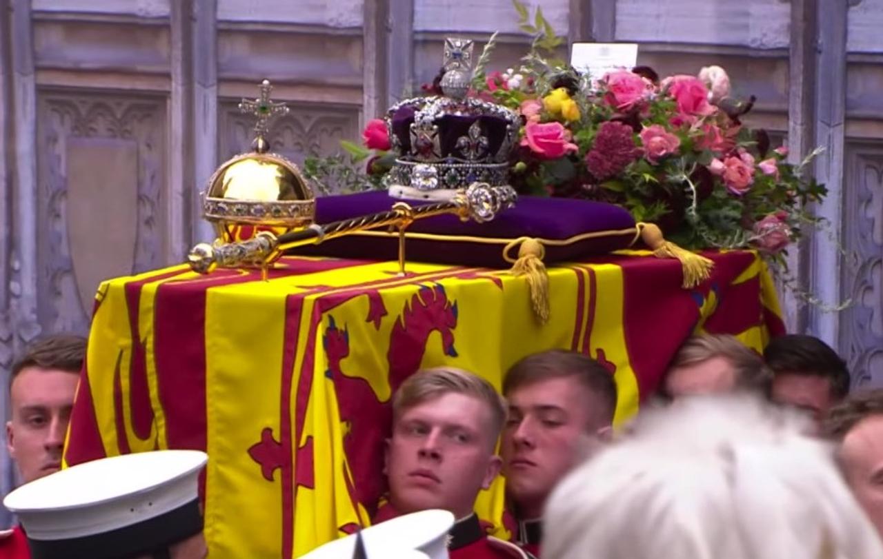 海軍の砲車に載せるため運ばれるエリザベス女王の棺。棺の上には君主の象徴である公式王冠｢インペリアルステート・クラウン｣と勺杖、宝玉が置かれている。