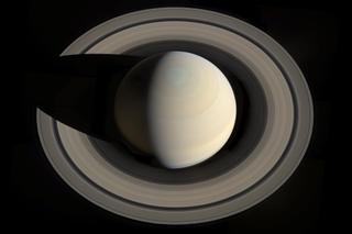 科学者たちは、かつて存在していたと想定される土星の衛星｢クリサリス｣が、土星に引き付けられて崩壊し、その残骸が環を形成し、土星の傾きの一因にもなったと提唱している。
