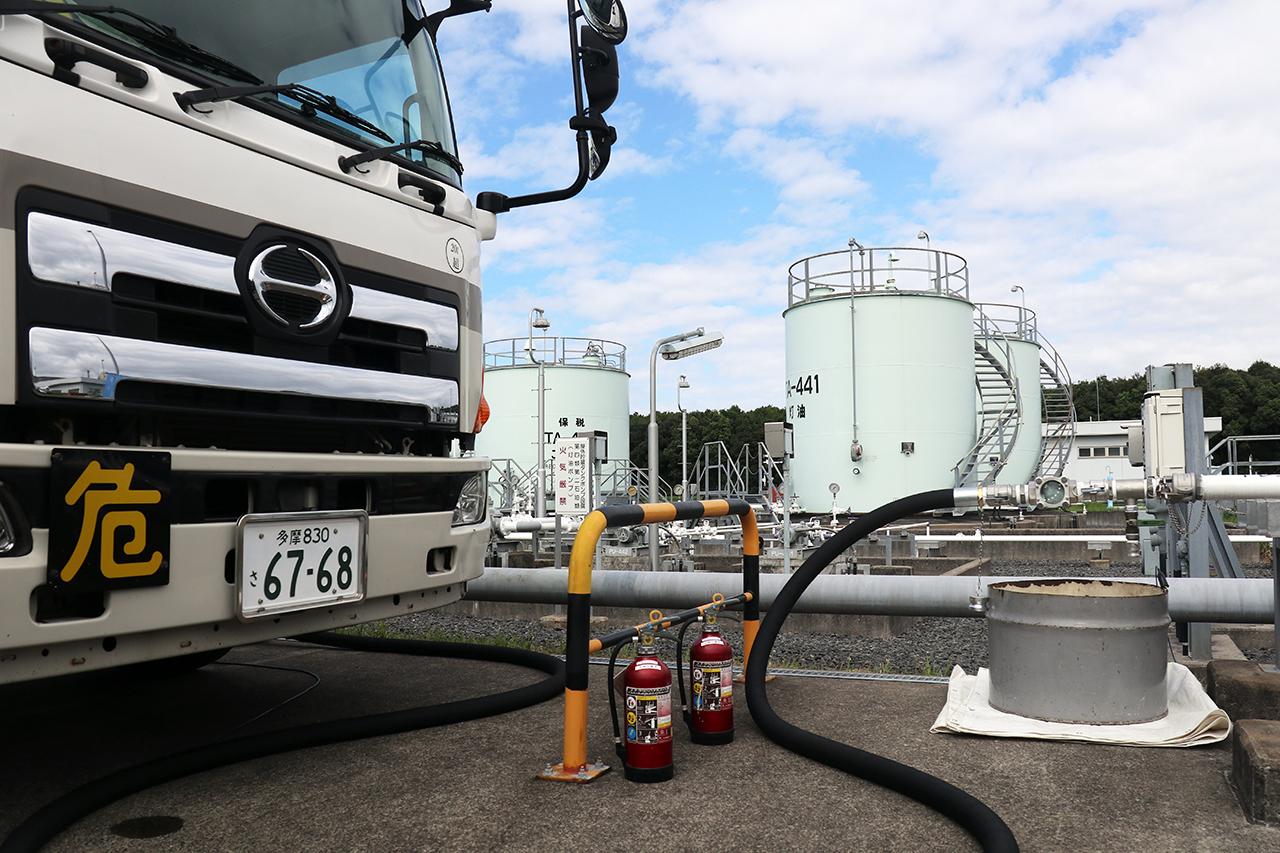 The fuel is supplied from the tank truck to the land loading facility by a hose. Narita International Airport installed this facility through renovation work.