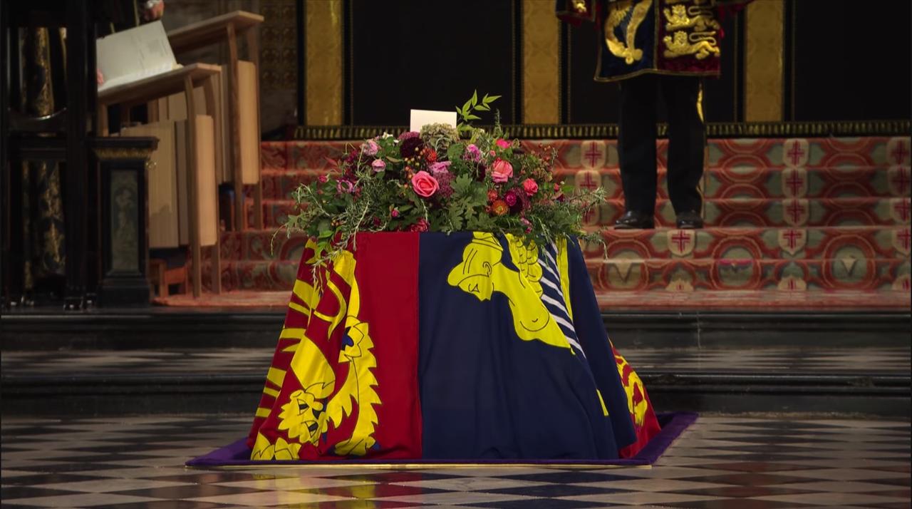 埋葬へと向かうエリザベス女王の棺。