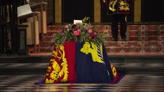 聖ジョージ礼拝堂の地下にある｢王室納棺堂｣に下ろされるエリザベス女王の棺。礼拝終了後、親しい家族に見守られながら国王ジョージ6世記念礼拝堂に埋葬される。