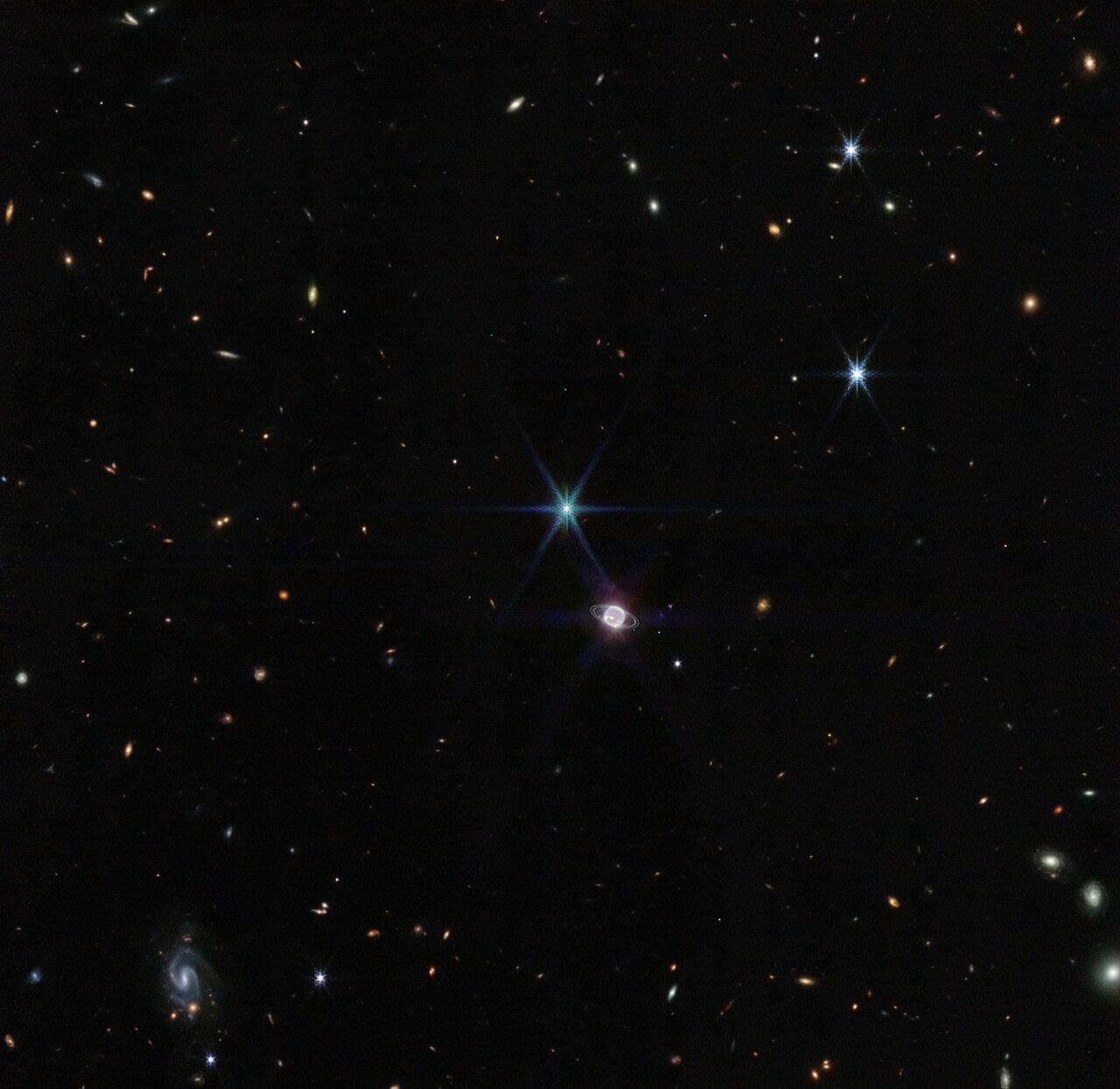 ジェームズ・ウェッブ宇宙望遠鏡の近赤外線カメラが海王星系とともに何百もの銀河の姿を捉えた。