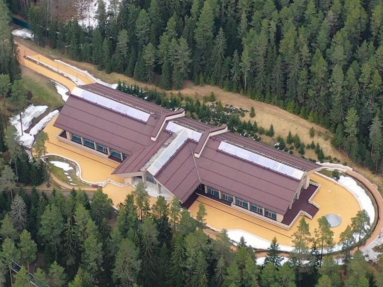 ドローンで撮影されたヴァルダイ湖の別荘敷地内にある巨大なスパ施設。