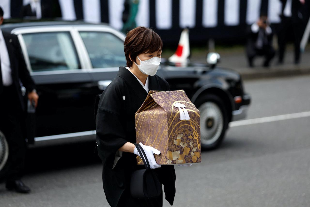 安倍元首相の｢国葬｣終わる。会場周辺では反対デモと献花に並ぶ列（写真） Business Insider Japan