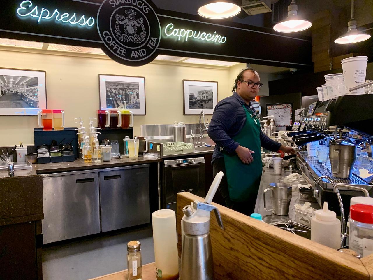 スタバ一号店店内