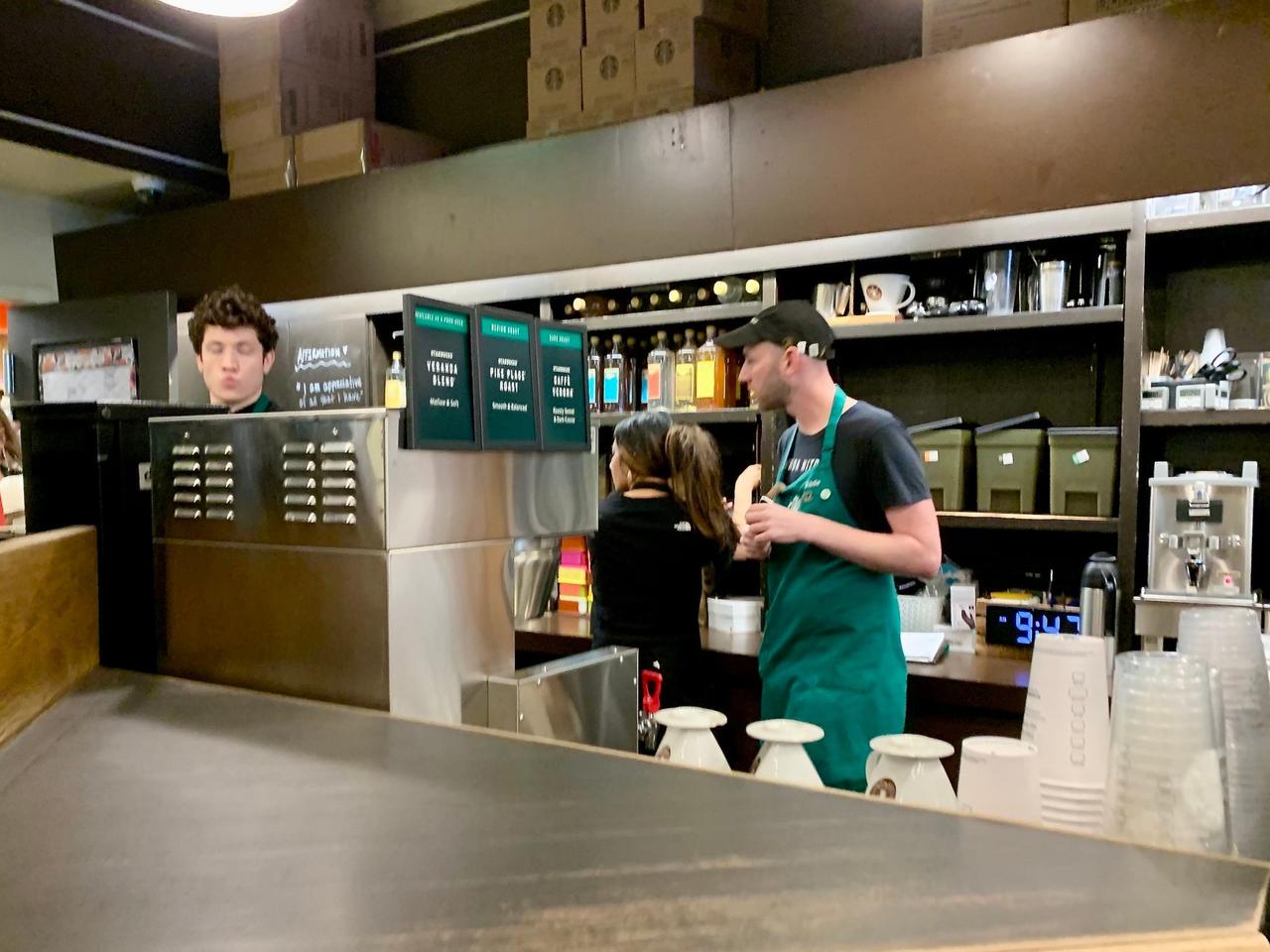 スタバ一号店店内