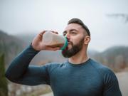 プロテインを飲む男性