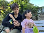 二人の子供と遊ぶ平松勇一さんの写真