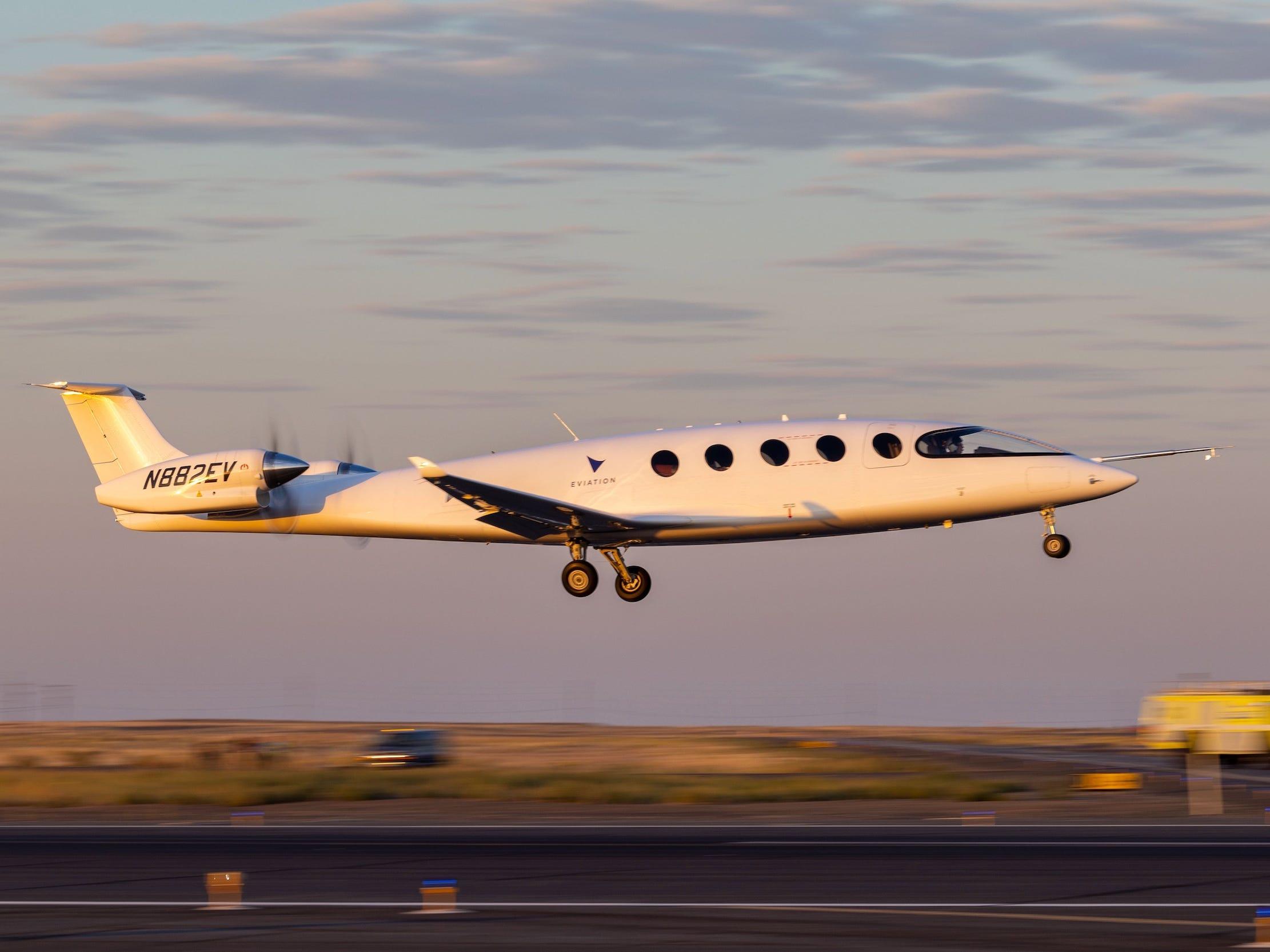 排出ガスゼロ、低騒音の電動飛行機がテスト飛行に成功…通勤 