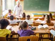 エネルギー危機が叫ばれる中、フランス、ペリエの町長は、教室の室温低下対策として350人の生徒にフリースを購入するという。