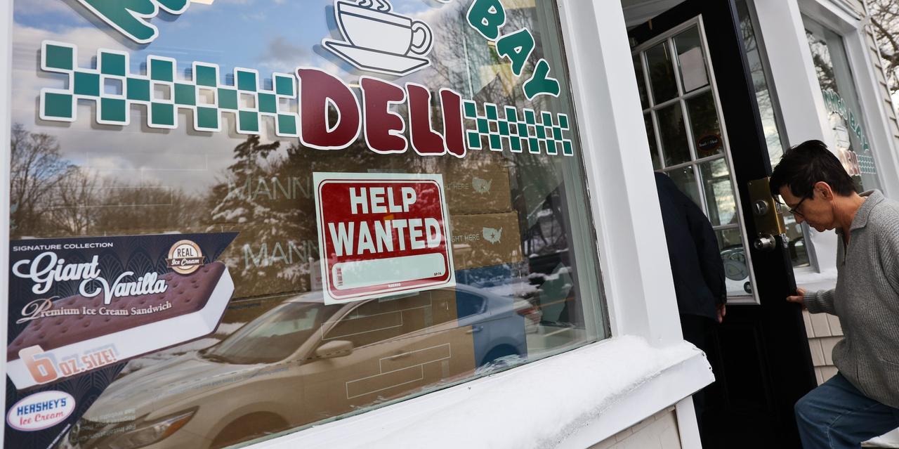 ｢求人募集｣という掲示のある飲食店。ニューヨークのロングアイランドで2022年1月7日に撮影。