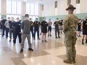 アメリカ陸軍は2022年の採用が目標に届かず、年末の兵力増強目標に約1万人不足する見込みだという。陸軍トップは、新型コロナウイルスと競争の激しい雇用市場を採用難の理由に挙げている。
