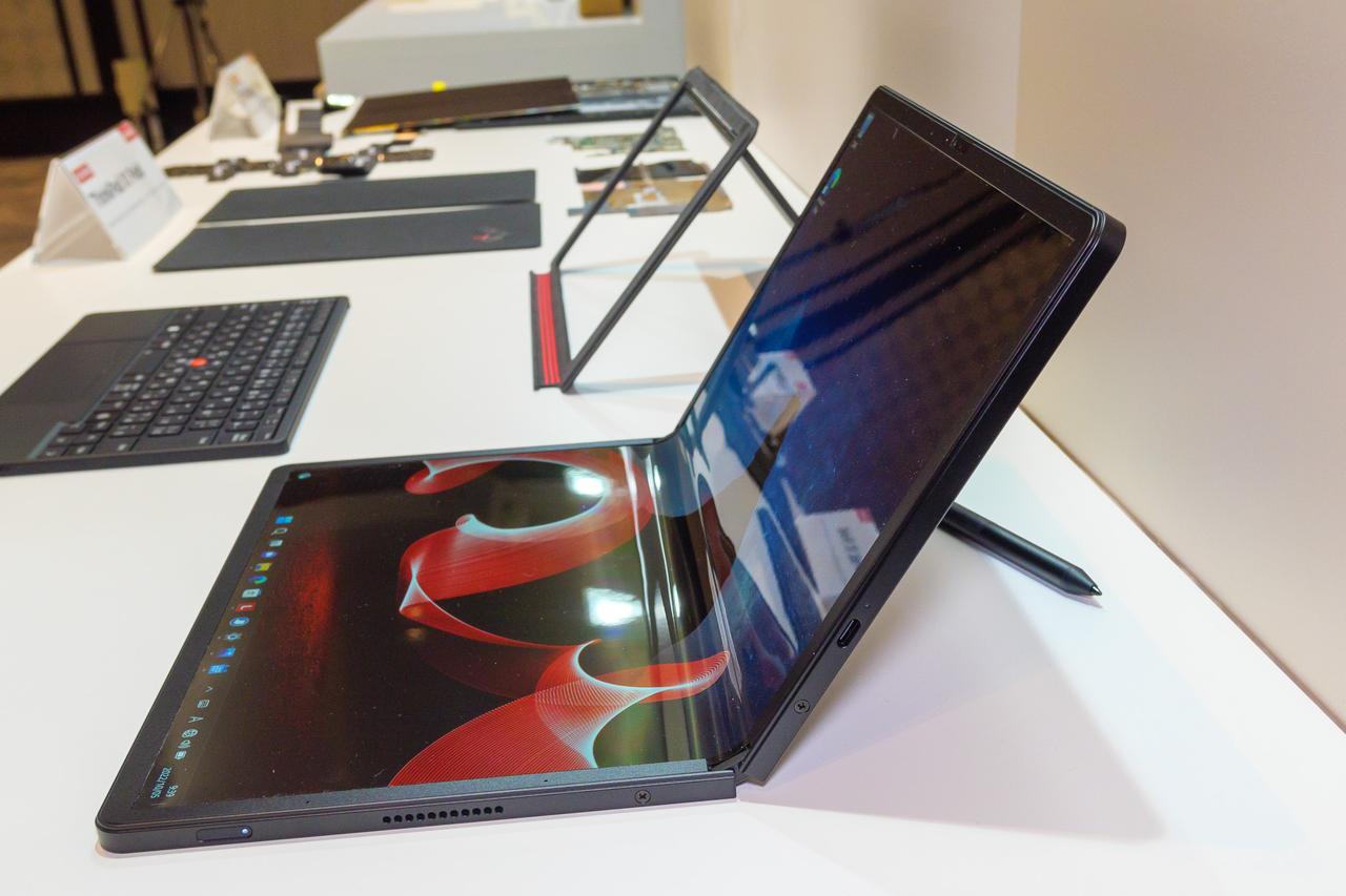 レノボ、折りたたみ式 PC のプロトタイプを発表