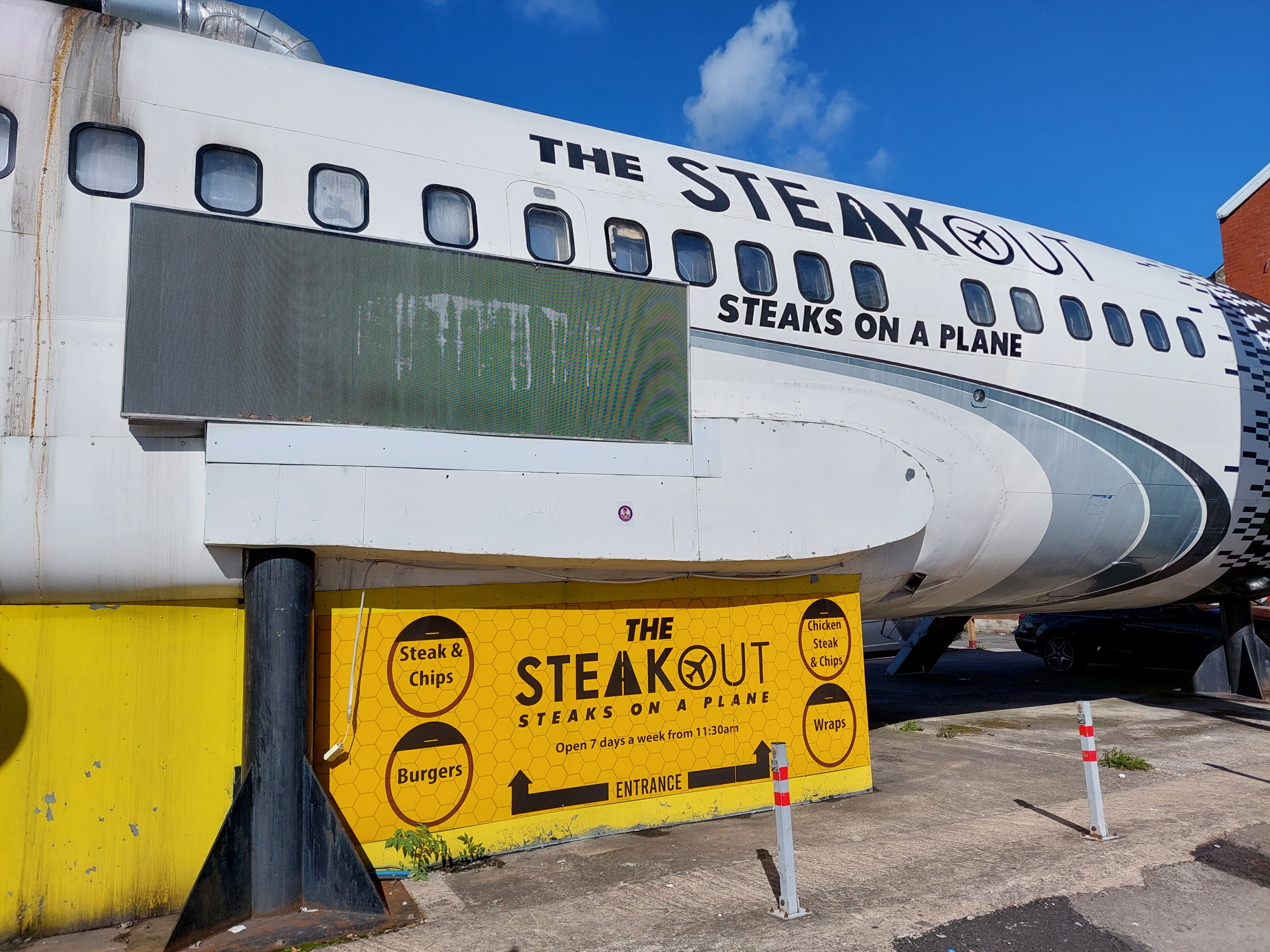 空を旅している気分に？ ボーイング737を改造した、イギリスの