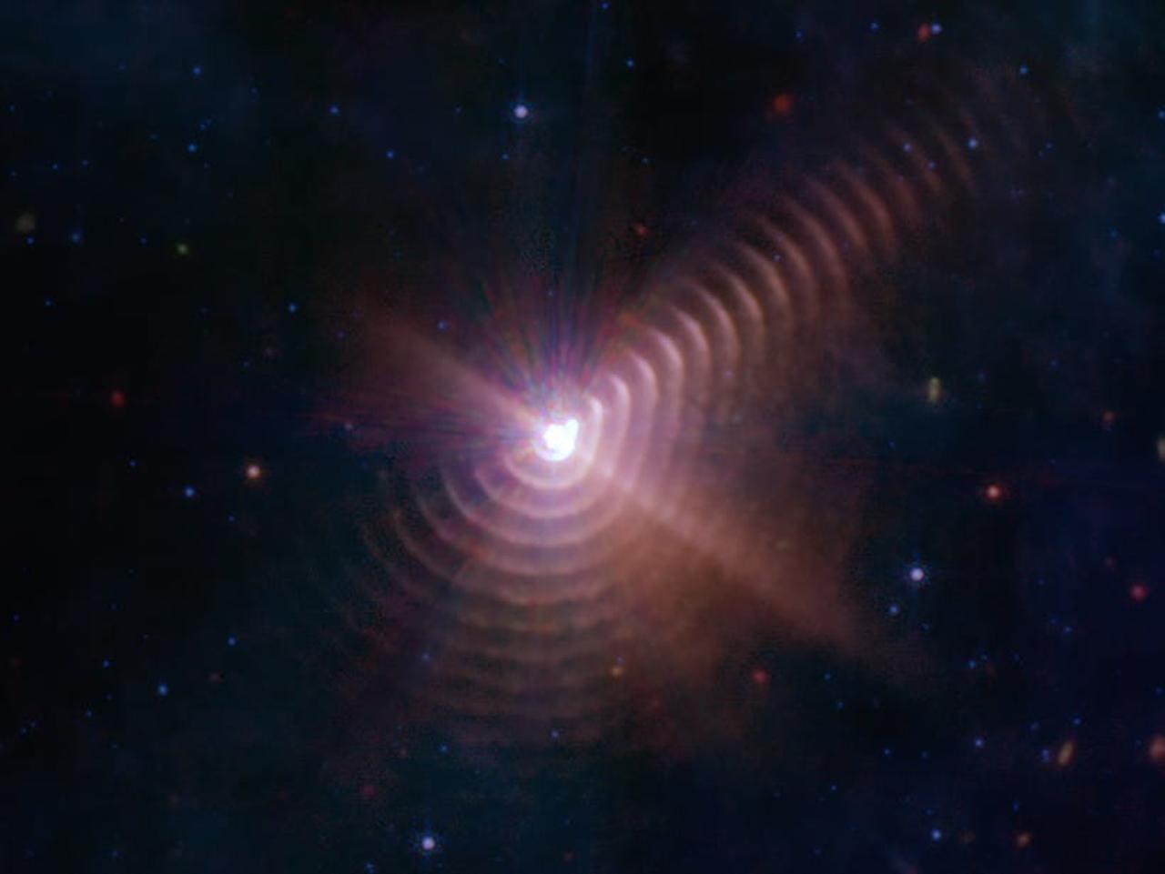 2つの恒星から成るウォルフ・ライエ140は、8年ごとにダストでできたリングを形成する。それが幾重にも重なった様子が、NASAのジェームズ・ウェッブ宇宙望遠鏡によって捉えられた。