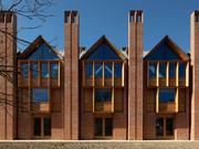 王立英国建築家協会の2022年スターリング建築賞を受賞したケンブリッジ大学マグダレンカレッジの図書館。