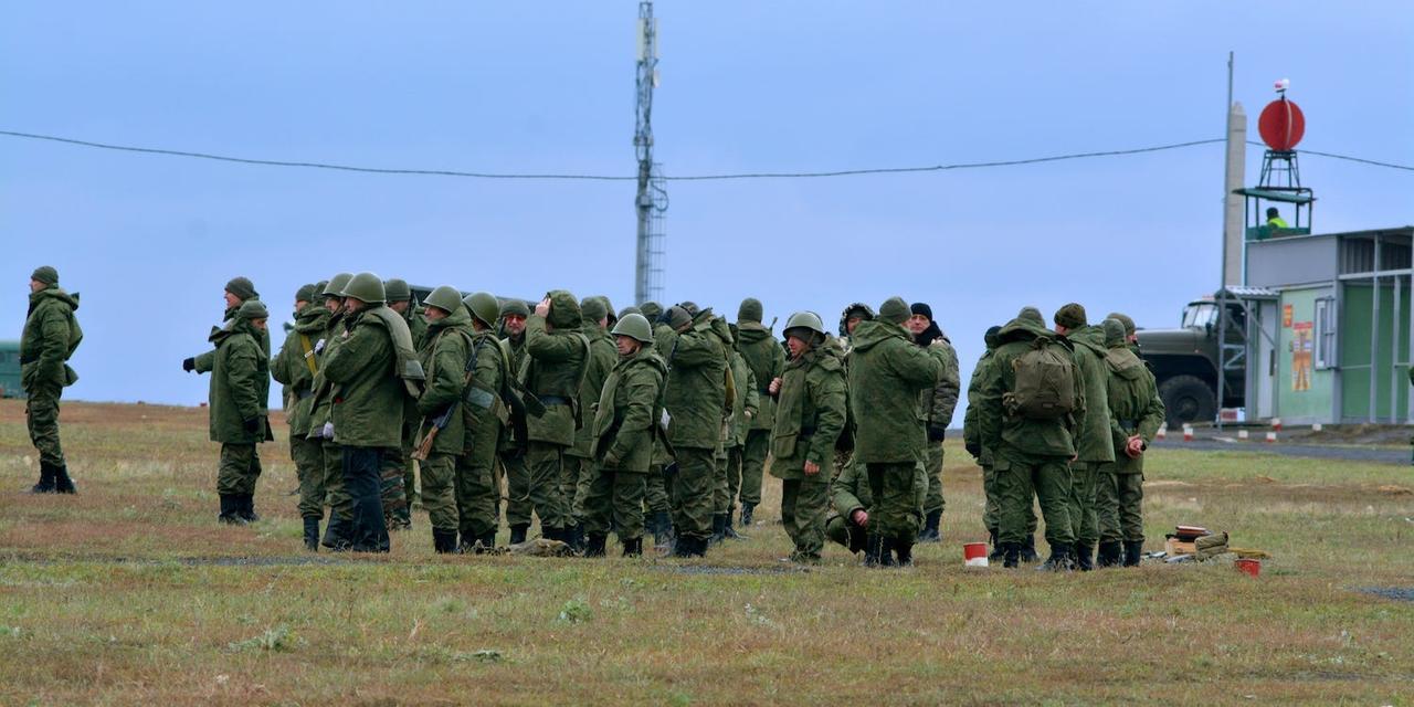 予備役の部分動員令で招集された兵士が、ウクライナで戦うための訓練を受ける様子。2022年10月21日、ロシアのロストフにて撮影。
