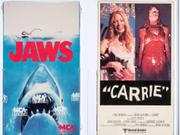 『ジョーズ』（1983年版）と『キャリー』（1981年版）のVHSビデオパッケージ。